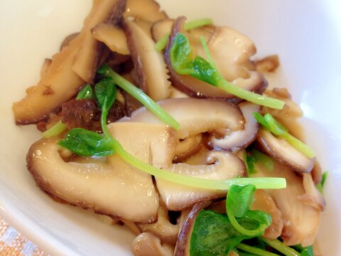 *椎茸と豆苗のバター醤油炒め*